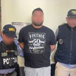 Capturan al extraditable 13 del 2026, requerido por EE. UU. por dos casos de violación. Foto La Hora: PNC.