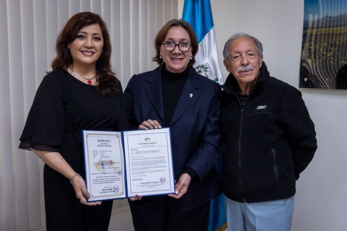 Artista guatemalteca Diana Aguirre (I) recibiendo reconocimiento World Masters Committee por parte de la viceministra de relaciones exteriores, Luisa Ramírez (D). Foto La Hora: MCD