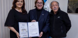 Artista guatemalteca Diana Aguirre (I) recibiendo reconocimiento World Masters Committee por parte de la viceministra de relaciones exteriores, Luisa Ramírez (D). Foto La Hora: MCD