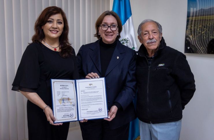 Artista guatemalteca Diana Aguirre (I) recibiendo reconocimiento World Masters Committee por parte de la viceministra de relaciones exteriores, Luisa Ramírez (D). Foto La Hora: MCD