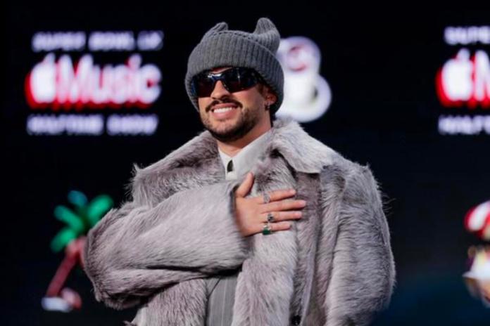 Bad Bunny hace un gesto durante la conferencia de prensa previa al Super Bowl LX y el espectáculo de medio tiempo de Apple Music en el Centro de Convenciones Moscone en San Francisco, California, EE. UU., el 5 de febrero de 2026. EFE/EPA/Chris Torres
