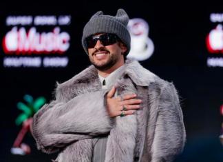 Bad Bunny hace un gesto durante la conferencia de prensa previa al Super Bowl LX y el espectáculo de medio tiempo de Apple Music en el Centro de Convenciones Moscone en San Francisco, California, EE. UU., el 5 de febrero de 2026. EFE/EPA/Chris Torres