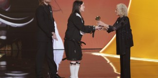 Billie Eilish ganó este domingo el Grammy a mejor canción del año por 'WILDFLOWER'