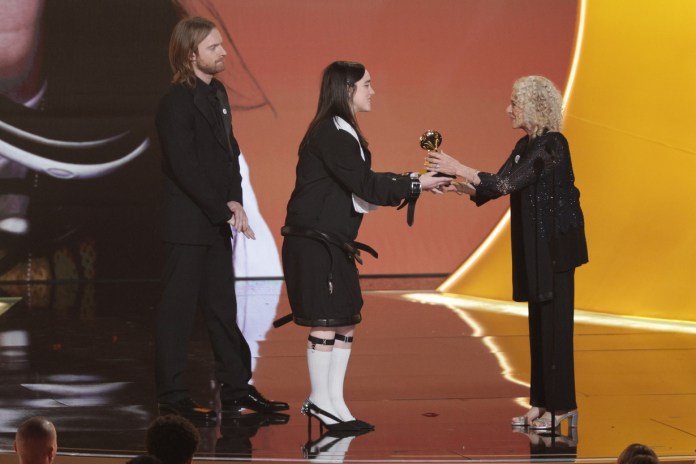 Billie Eilish Billie Eilish ganó este domingo el Grammy a mejor canción del año por 'WILDFLOWER'