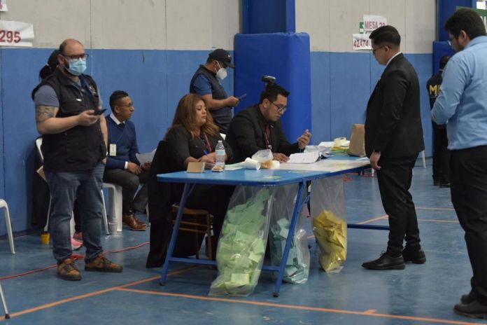 Los abogados continúan llegando a emitir su voto ante la presencia de los peritos del MP, quienes se hicieron presentes al parque Erick Barrondo. Foto La Hora: José Orozco