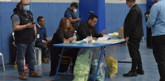 Los abogados continúan llegando a emitir su voto ante la presencia de los peritos del MP, quienes se hicieron presentes al parque Erick Barrondo. Foto La Hora: José Orozco