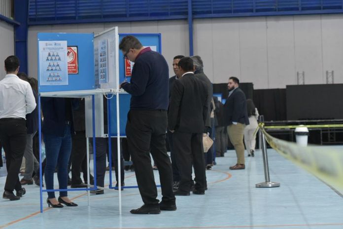 Para la segunda vuelta de la elección de magistrado titular y suplente, los profesionales de ciencias afines al CANG no podrán votar luego del fallo de la Corte de Constitucionalidad. Foto La Hora: José Orozco