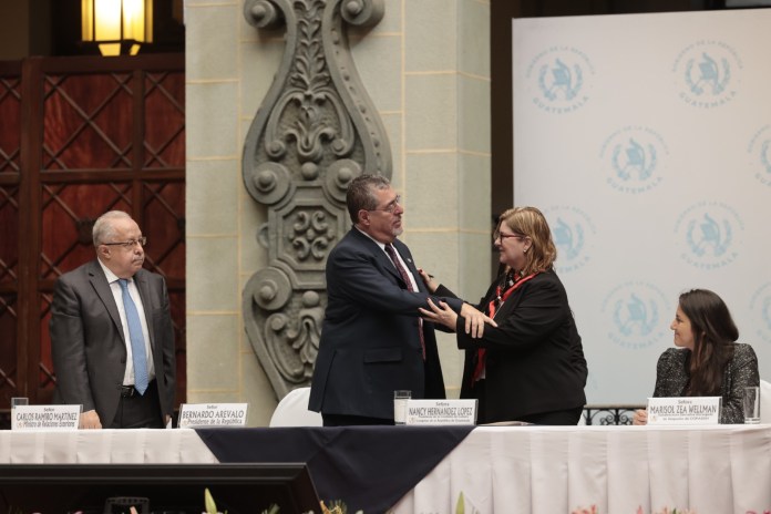 El presidente Bernardo Arévalo y la jueza de la Corte IDH Nancy Hernández López en el Palacio Nacional durante la inauguración del 176 período ordinario de sesiones de esa Corte, en mayo de 2025. Foto La Hora: Archivo.