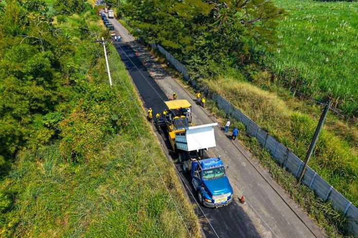 La cartera de Comunicaciones anunció este viernes 20 de febrero el inicio de 31 nuevos proyectos de mantenimiento vial en el territorio. Foto La Hora: CIV