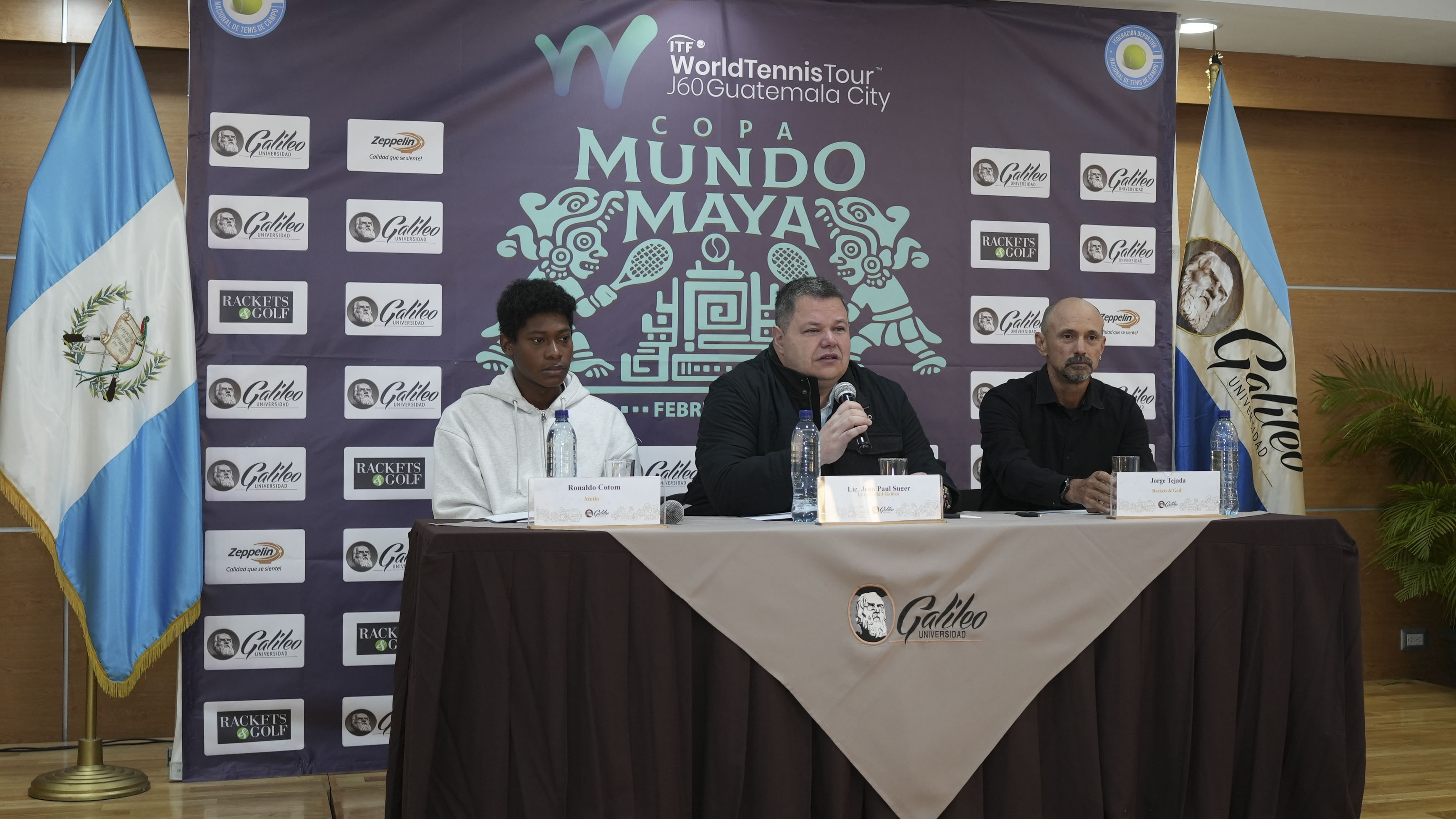 Atleta y representantes de Universidad Galileo y RACKETS&GOLF, durante conferencia por la XXXV edición del ITF Copa Mundo Maya presentada por Universidad Galileo. 