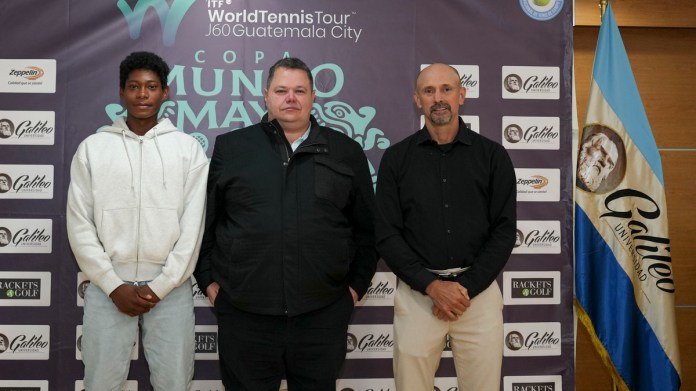 De izquierda a derecha: Ronaldo Cotom, tenista guatemalteco; Jean Paul Suger, Vicerrector Administrativo de Universidad Galileo; Jorge Tejeda, representante de RACKETS&GOLF. Foto: Cortesía Universidad Galileo.