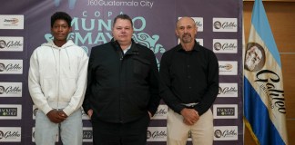De izquierda a derecha: Ronaldo Cotom, tenista guatemalteco; Jean Paul Suger, Vicerrector Administrativo de Universidad Galileo; Jorge Tejeda, representante de RACKETS&GOLF. Foto: Cortesía Universidad Galileo.