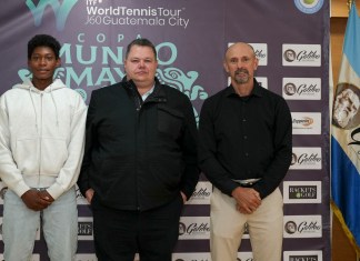 De izquierda a derecha: Ronaldo Cotom, tenista guatemalteco; Jean Paul Suger, Vicerrector Administrativo de Universidad Galileo; Jorge Tejeda, representante de RACKETS&GOLF. Foto: Cortesía Universidad Galileo.