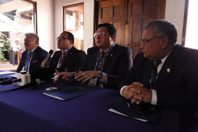 Integrantes del Consejo Superior Universitario informaron que Julia Rivera y Luis Aguirre Pumay fueron designados como magistrados, mientras el rector Walter Mazariegos y el secretario general Luis Fernando Cordón evitaron pronunciarse ante la prensa.