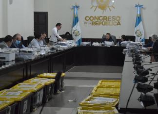 Calificación de aspirantes a magistrados del Tribunal Supremo Electoral (TSE) con expedientes repartidos. Foto La Hora: José Orozco