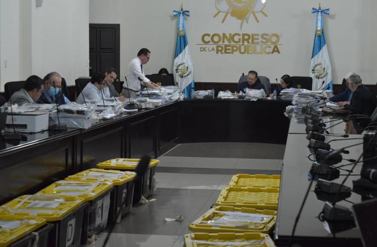 Calificación de aspirantes a magistrados del Tribunal Supremo Electoral (TSE) con expedientes repartidos. Foto La Hora: José Orozco