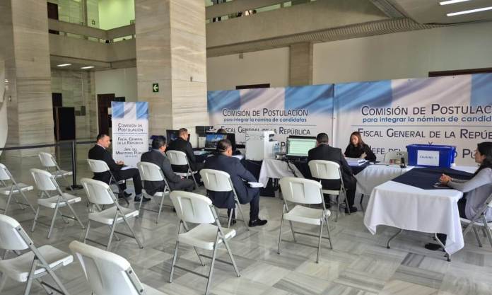 A un día de finalizar la recepción de expedientes, la comisión de postulación para elegir candidatos a dirigir el MP recibe más expedientes. Foto La Hora: Sergio Osegueda