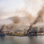 Al fondo imágenes del enfrentamiento de fuerzas de seguridad y crimen organizado