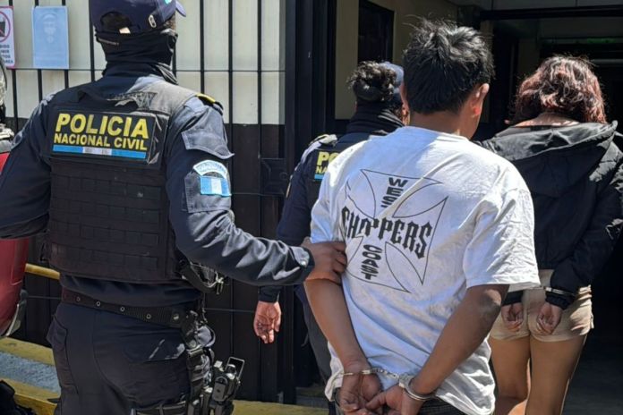 Sospechosos capturados cuando presuntamente pretendían entregar celular para extorsión. Foto La Hora: PNC