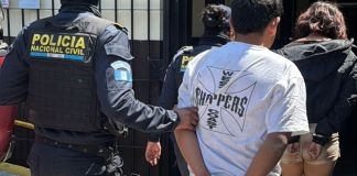 Sospechosos capturados cuando presuntamente pretendían entregar celular para extorsión. Foto La Hora: PNC