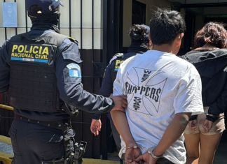 Sospechosos capturados cuando presuntamente pretendían entregar celular para extorsión. Foto La Hora: PNC