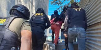 Capturan a “La Yaky” y remiten a su hijo “Gasparin” localizados en presunta guarida del Barrio 18 Alias "La Yaky" capturada tras el allanamiento de una presunta guarida del Barrio 18. Foto La Hora: PNC
