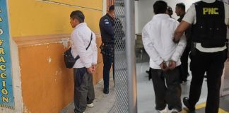 Presunto carterista capturado tras presuntamente realizar un robo en un Transmetro. Foto La Hora: MuniGuate