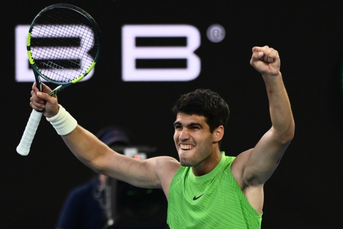 MELBOURNE (Australia), 30/01/2026.- Carlos Alcaraz de España reacciona durante la semifinal masculina contra Alexander Zverev de Alemania en el día 13 del torneo de tenis Abierto de Australia 2026 en Melbourne, Australia, el 30 de enero de 2026. (Tenis, Alemania, España) EFE/EPA/JOEL CARRETT AUSTRALIA Y NUEVA ZELANDA FUERA