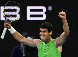 MELBOURNE (Australia), 30/01/2026.- Carlos Alcaraz de España reacciona durante la semifinal masculina contra Alexander Zverev de Alemania en el día 13 del torneo de tenis Abierto de Australia 2026 en Melbourne, Australia, el 30 de enero de 2026. (Tenis, Alemania, España) EFE/EPA/JOEL CARRETT AUSTRALIA Y NUEVA ZELANDA FUERA