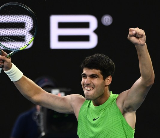 MELBOURNE (Australia), 30/01/2026.- Carlos Alcaraz de España reacciona durante la semifinal masculina contra Alexander Zverev de Alemania en el día 13 del torneo de tenis Abierto de Australia 2026 en Melbourne, Australia, el 30 de enero de 2026. (Tenis, Alemania, España) EFE/EPA/JOEL CARRETT AUSTRALIA Y NUEVA ZELANDA FUERA