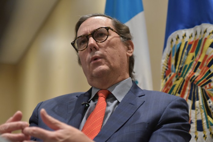 El jefe de la misión de la OEA, Carlos Ayala Corao, recibió a La Hora en un hotel de la ciudad capital para la entrevista. Foto La Hora: José Orozco.