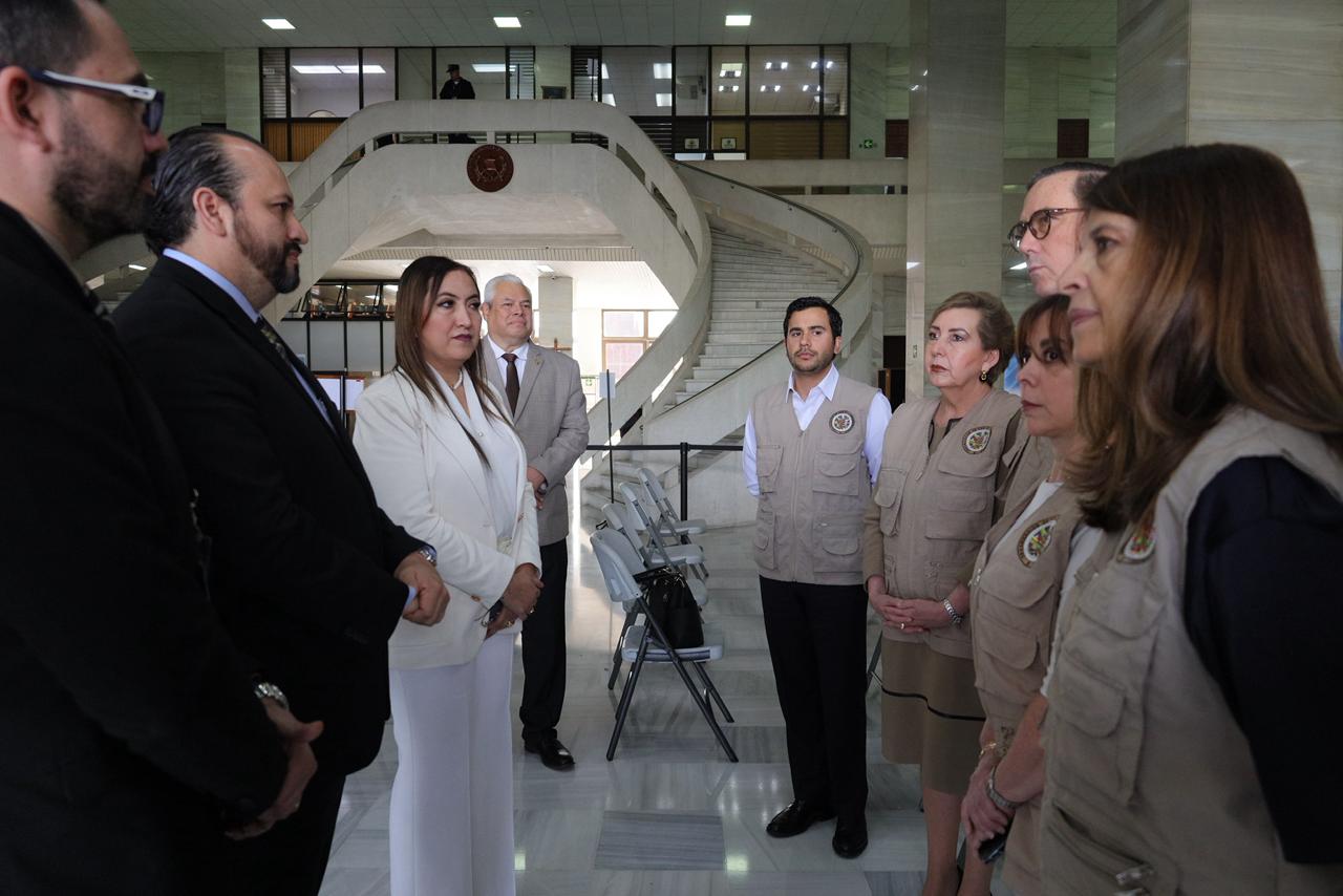 Presidenta de la Corte Suprema de Justicia (CSJ), Claudia Paredes, quien preside la Postuladora de Fiscal General, y los observadores de la OEA, Carlos Ayala Corao, Marcela Ríos Tobar y María Paulina Aguirre. Foto La Hora: Daniel Ramírez