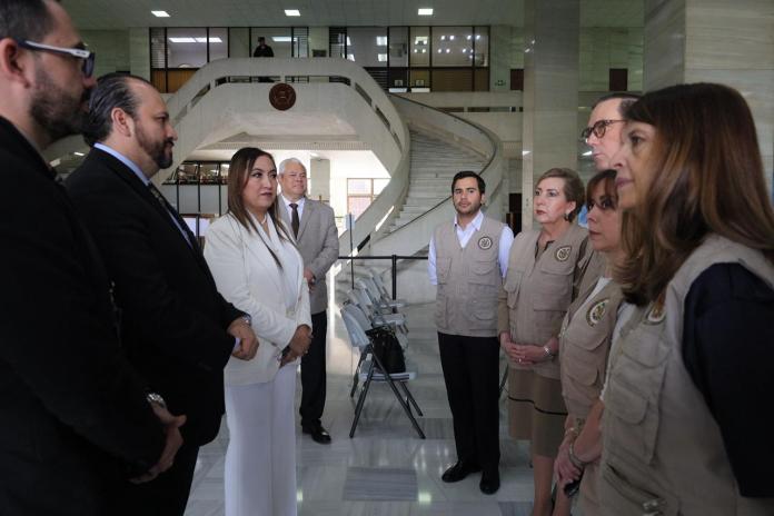 Presidenta de la Corte Suprema de Justicia (CSJ), Claudia Paredes, quien preside la Postuladora de Fiscal General, y los observadores de la OEA, Carlos Ayala Corao, Marcela Ríos Tobar y María Paulina Aguirre. Foto La Hora: Daniel Ramírez