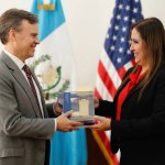 El Encargado de Negocios de la Embajada de Estados Unidos en Guatemala, John Barrett, realizó una visita oficial a la Magistrada Presidenta del Organismo Judicial y de la Corte Suprema de Justicia, Claudia Lucrecia Paredes Castañeda,