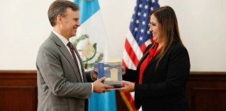 El Encargado de Negocios de la Embajada de Estados Unidos en Guatemala, John Barrett, realizó una visita oficial a la Magistrada Presidenta del Organismo Judicial y de la Corte Suprema de Justicia, Claudia Lucrecia Paredes Castañeda,