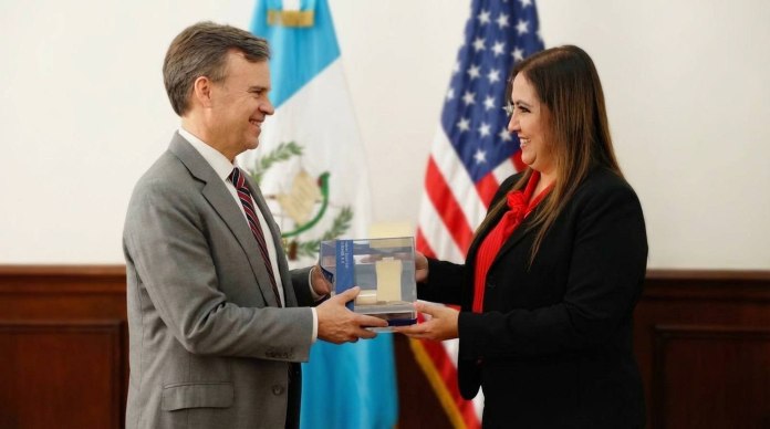 Claudia Paredes El Encargado de Negocios de la Embajada de Estados Unidos en Guatemala, John Barrett, realizó una visita oficial a la Magistrada Presidenta del Organismo Judicial y de la Corte Suprema de Justicia, Claudia Lucrecia Paredes Castañeda,