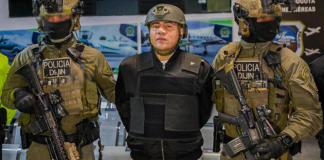 Fotografía cedida por la Policía Nacional de Colombia que muestra integrantes de la Dirección de Investigación Criminal e INTERPOL (DIJIN), custodiando al colombiano Andrés Felipe Marín Silva (c), alias Pipe Tuluá, durante su proceso de extradición a los Estados Unidos este martes, en Bogotá (Colombia). EFE/ Policía Nacional de Colombia /SOLO USO EDITORIAL/NO VENTAS/SOLO DISPONIBLE PARA ILUSTRAR LA NOTICIA QUE ACOMPAÑA (CRÉDITO OBLIGATORIO)