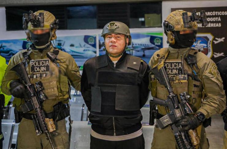 Fotografía cedida por la Policía Nacional de Colombia que muestra integrantes de la Dirección de Investigación Criminal e INTERPOL (DIJIN), custodiando al colombiano Andrés Felipe Marín Silva (c), alias Pipe Tuluá, durante su proceso de extradición a los Estados Unidos este martes, en Bogotá (Colombia). EFE/ Policía Nacional de Colombia /SOLO USO EDITORIAL/NO VENTAS/SOLO DISPONIBLE PARA ILUSTRAR LA NOTICIA QUE ACOMPAÑA (CRÉDITO OBLIGATORIO)