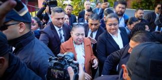 La fiscal general, Consuelo Porras, reaccionó con molestia cuando se le consultó sobre las denuncias interpuestas por la IVE en casos que involucran a La Botica y otras sociedades anónimas.