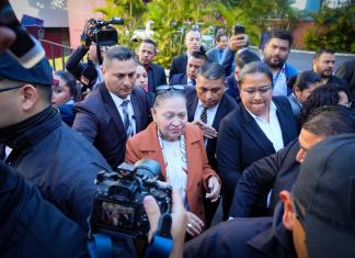 La fiscal general, Consuelo Porras, reaccionó con molestia cuando se le consultó sobre las denuncias interpuestas por la IVE en casos que involucran a La Botica y otras sociedades anónimas.