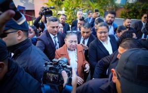 Abucheo, empujones y pocas respuestas durante la tensa aparición de Consuelo Porras en la votación del CANG