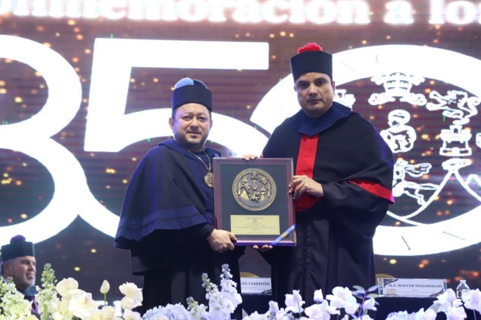 El rector Walter Mazariegos y Luis Fernando Cordón, secretario general del Consejo Superior Universitario y exesposo de la magistrada electa Julia Rivera, durante una sesión del CSU. Foto La Hora.