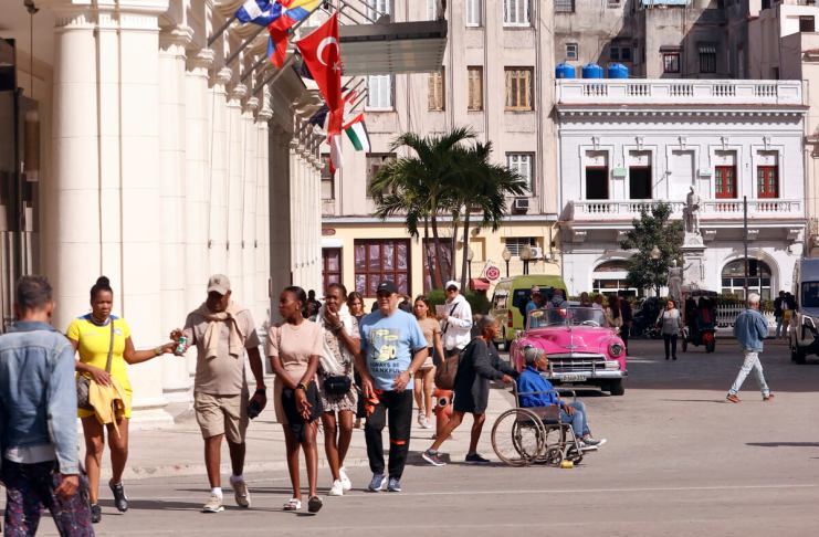 Cuba comenzó a cerrar algunos hoteles y a trasladar a los turistas a otras instalaciones como parte de las medidas adoptadas ante el asedio petrolero de EE.UU.