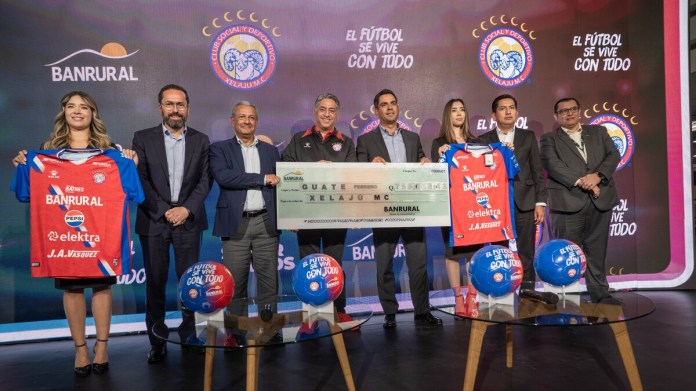 De izquierda a derecha: Carlos Granados, gerente de mercadeo BANRURAL; Juan Luis Fonseca, gerente general BANRURAL; José Carlos López, presidente de Xelajú MC, Jorge Mario Ruiz, subgerente general de Banca Personas BANRURAL: Velman Giron, gerente Macro Regional BANARURAL; y Sergio Rodas, gerenTe regional de Quetzaltenango BANRURAL. Foto: Cortesía BANRURAL.