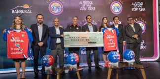 De izquierda a derecha: Carlos Granados, gerente de mercadeo BANRURAL; Juan Luis Fonseca, gerente general BANRURAL; José Carlos López, presidente de Xelajú MC, Jorge Mario Ruiz, subgerente general de Banca Personas BANRURAL: Velman Giron, gerente Macro Regional BANARURAL; y Sergio Rodas, gerenTe regional de Quetzaltenango BANRURAL. Foto: Cortesía BANRURAL.