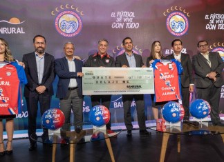 De izquierda a derecha: Carlos Granados, gerente de mercadeo BANRURAL; Juan Luis Fonseca, gerente general BANRURAL; José Carlos López, presidente de Xelajú MC, Jorge Mario Ruiz, subgerente general de Banca Personas BANRURAL: Velman Giron, gerente Macro Regional BANARURAL; y Sergio Rodas, gerenTe regional de Quetzaltenango BANRURAL. Foto: Cortesía BANRURAL.