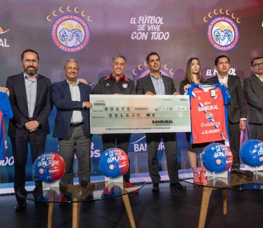 De izquierda a derecha: Carlos Granados, gerente de mercadeo BANRURAL; Juan Luis Fonseca, gerente general BANRURAL; José Carlos López, presidente de Xelajú MC, Jorge Mario Ruiz, subgerente general de Banca Personas BANRURAL: Velman Giron, gerente Macro Regional BANARURAL; y Sergio Rodas, gerenTe regional de Quetzaltenango BANRURAL. Foto: Cortesía BANRURAL.