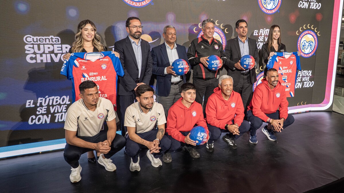 Representantes de BANRURAL y club Xelajú MC en la renovación de alianza comercial-deportiva. Foto: Cortesía BANRURAL.