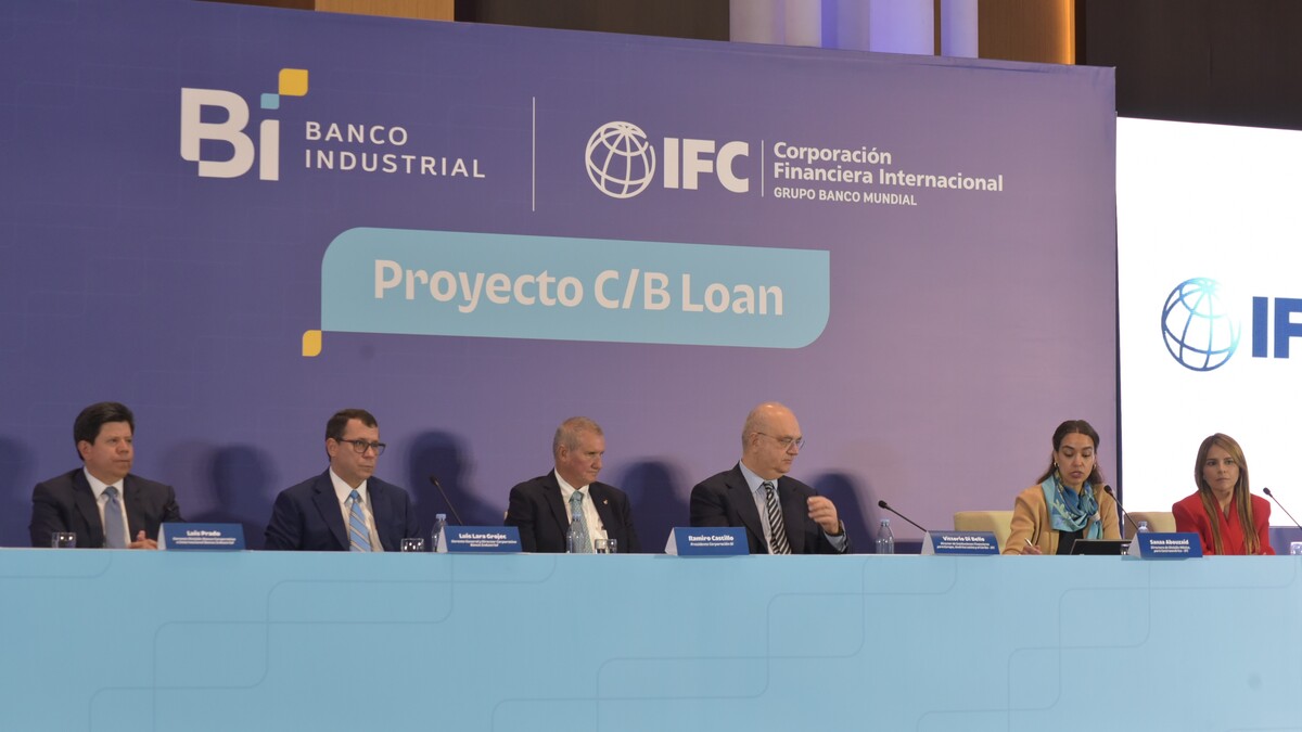 De izquierda a derecha: Luis Prado, gerente División Banca Corporativa e Internacional Banco Industrial; Luis Lara Grojec, gerente general y director corporativo Banco Industrial; Ramiro Castillo, presidente Corporativo Banco Industrial; Vittorio Di Bello, director de Instituciones Financieras para Europa, América Latina y el Caribe IFC; Sanaa Abouzaid, directora de división México para Centroamérica IFC; Andrea Triana, investment officer IFC. Foto: La Hora/ José Orozco.