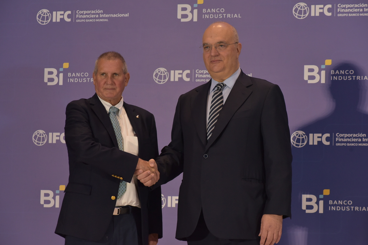 Ramiro Castillo, presidente Corporación Banco Industrial junto a Vittorio Di Bello, director de instituciones financieras para Europa, América Latina y el Caribe IFC, durante el anuncio de transacción histórica que promueve la generación de empleo y el desarrollo económico del país. Foto: La Hora/ José Orozco.